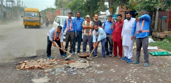 बरवाला मार्ग पर गड्ढे भरने के लिए एनजीओ सामने आई