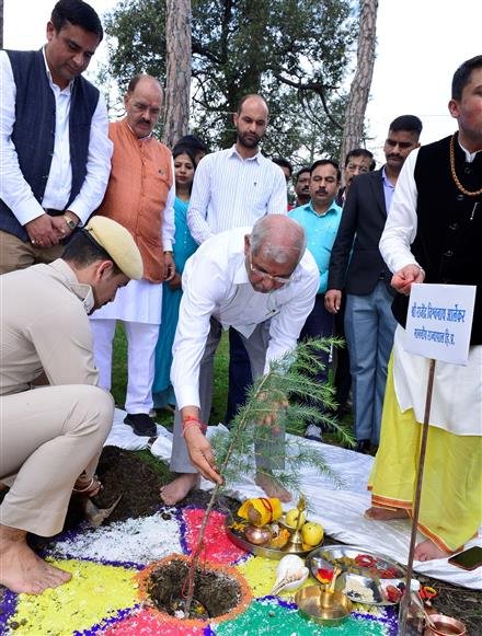 राज्यपाल ने शिमला प्रेस क्लब के पौधरोपण कार्यक्रम का शुभारंभ किया