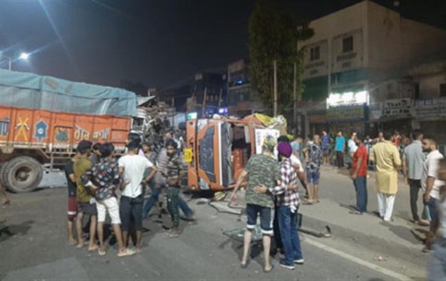 डेराबस्सी: सड़क हादसे में पति-पत्नी समेत चार घायल