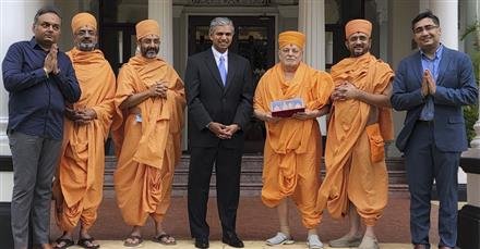 HIGH COMMISSIONER OF INDIA WELCOMES BAPS DELEGATIONAT SINGAPORE