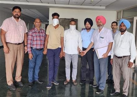 ए. एस. आई और निजी व्यक्ति 5000 रुपए रिश्वत लेते रंगे हाथों काबू