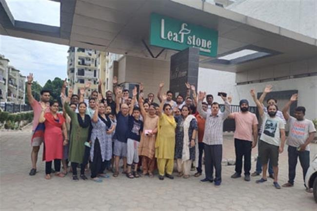बिल्डर से परेशान सोसाइटी निवासियों ने सोसाइटी के गेट पर किया हंगामा
