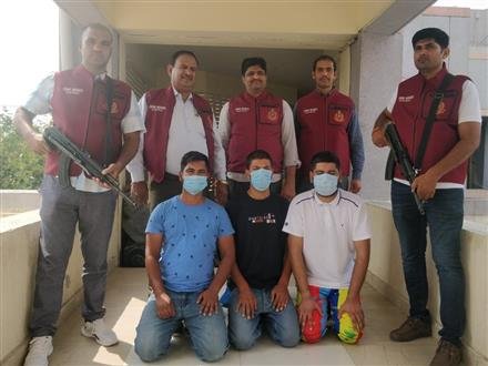 DELHI POLICE NABS 3  INTERSTATE DRUG PEDDLERS AMONG TWO HIMACHAL RESIDENTS WITH SUPER FINE MALANA CREAM WORTH 50 LACS