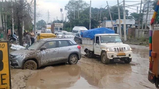 बारिश के चलते डेराबस्सी-बरवाला रोड की हालत खस्ता