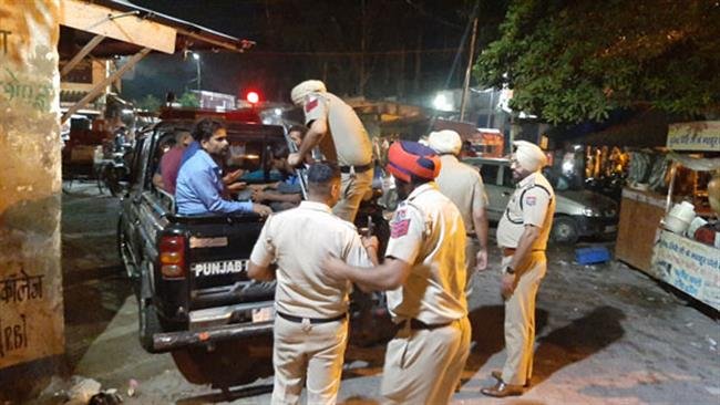 रात के अंधेरे में सट्टा खेलते आरोपियों को पुलिस ने दबोचा