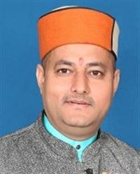 स्कूली बच्चों के मसीहा बने मुकेश ठाकुर , बच्चों को दे रहे मुफ्त में किताबें-कापियां