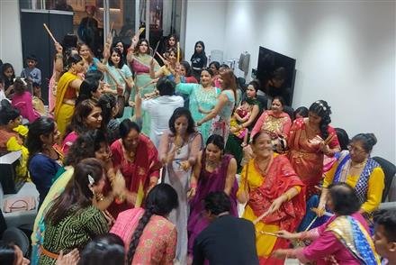 रेनबो लेडीज क्लब ने मनाया डांडिया उत्सव, रंजीता मेहता ने महिलाओं के साथ खेला गरबा