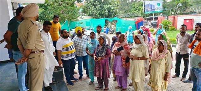 काम न करने के आरोप लगा लोगों ने जलाया पार्षद का पुतला