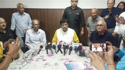 ज्ञानचंद गुप्ता ने श्री माता मनसा देवी समिति को दो भंडारा वैन दान कीं