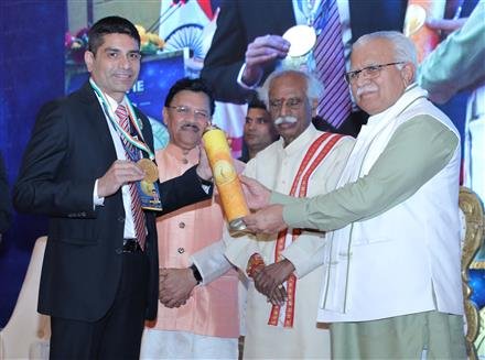 ARMY-OFFICER-TURNED-ENTREPRENEUR LT.COL. RANDEEP HUNDAL GETS “CHAMPIONS OF CHANGE -HARYANA AWARD”