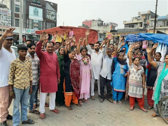 रेहड़ी-फड़ी वालों पर जबरन धक्काशाही करने का आरोप, अधिकारियों के खिलाफ की नारेबाजी