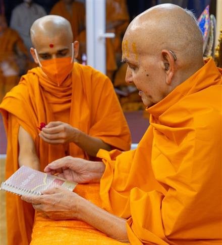 MAHANT SWAMI MAHARAJ UNVEILS PUNJABI VERSION OF SHIKSHAPATRI
