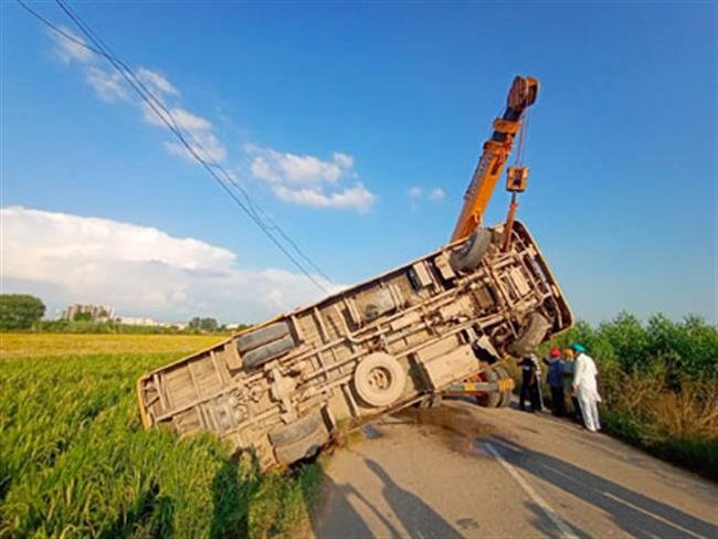 सड़क पर स्कूल बस पलटी, तीन बच्चे हुए जख्मी