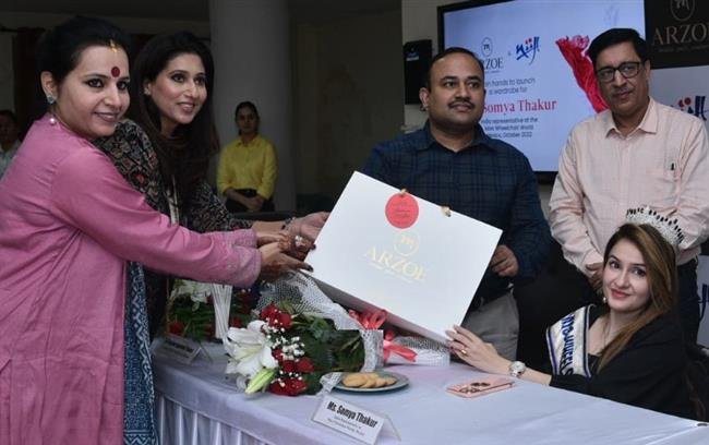 निफ्ट व अरजोई ने मिस व्हीलचेयर वर्ल्ड के लिए सौम्या ठाकुर को भेंट किए विशेष परिधान