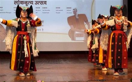 लोक नृत्य उत्सव आयोजित: शहरवासियों ने जाना आठ राज्यों की नृत्य कला, लोक गीत, लोक वाद्यों को