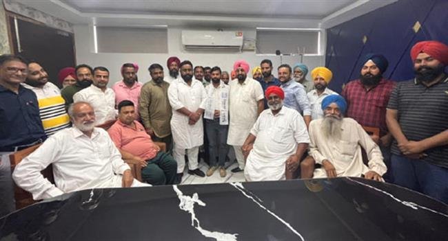 एनके शर्मा को लगा जोर का झटका, अकाली पार्षद पवन ने थामा आम आदमी पार्टी का दामन