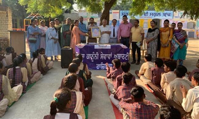सरकारी हाई स्कूल ब्रांच मेंं लोग भलाई स्कीमों बाबत सेमिनार आयोजित