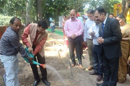 यशपाल गर्ग ने हेल्थ वैलनेस सेंटर, से.37 में पंचकर्मा सेंटर व औषधि वाटिका का शुभारम्भ किया