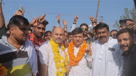 आप प्रत्याशी होशियार सिंह भारती ने अपना नामांकन  भरा