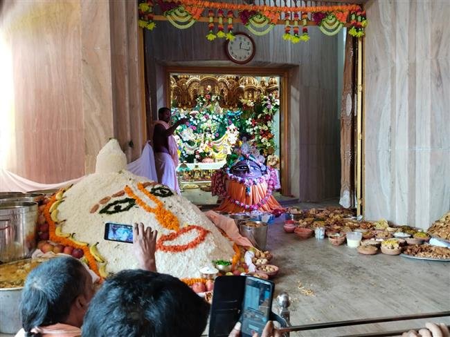 गौड़ीय मठ में गोवर्धन पूजा महोत्सव में उमड़ा जनसैलाब,  चावलों से बनाया गया गोवर्धन पर्वत का रूप रहा मुख्य आकर्षण