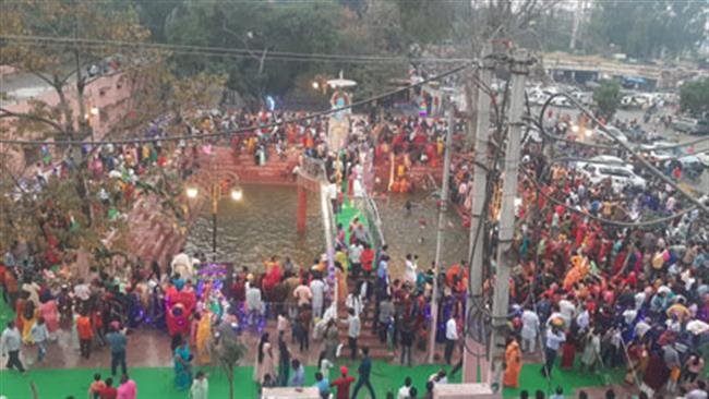 धूमधाम से मनाई छठ पूजा, अर्घ्य देने पहुंची महिलाएं