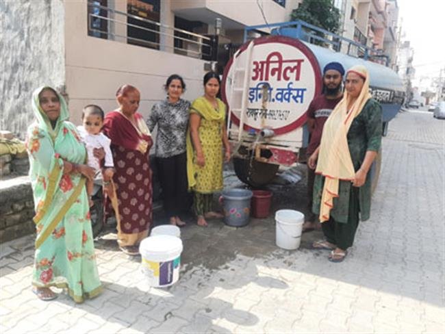 वार्ड संख्या 9 व 10 के निवासी पीने का पानी ना आने के कारण लोग परेशान