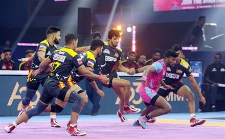 VIKASH KANDOLA HELPS BENGALURU BULLS SCORE THRILLING WIN