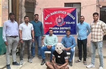 TWO FOREIGN NATIONALS DRUG TRAFFICKER  HELD WITH OVER 1 KG OF HEROIN