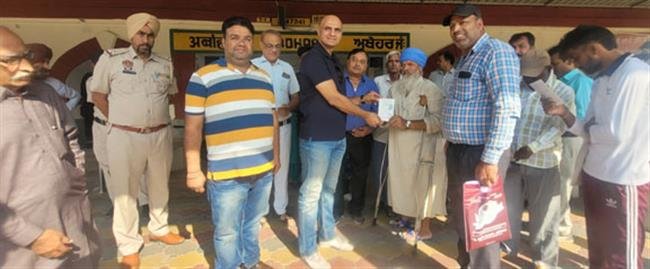 विधायक संदीप जाखड़ ने 12 दिव्यांगों को बांटे रेलवे पास