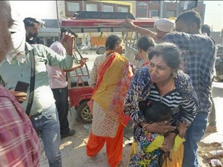 गड्ढे में पलटा ई-रिक्शा, बाल बाल बची सवारियां