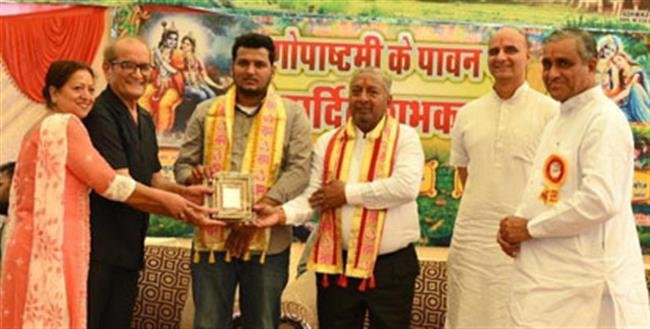 डॉ० पाल मदान दम्पति को गौशाला मैनेजिंग कमिटी ने किया सम्मानित