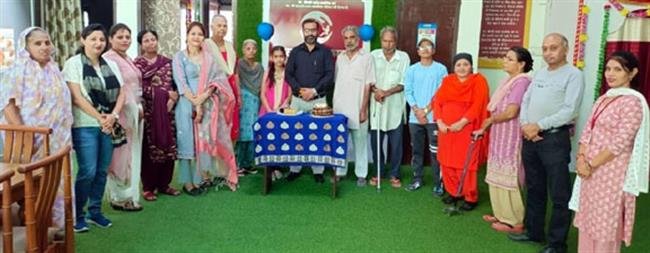 समर्थ ओल्ड ऐज होम में बुजुर्गों संग मनाया जन्म दिन