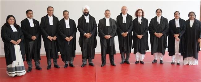 चीफ़ जस्टिस ने पंजाब और हरियाणा हाई कोर्ट के 10 अतिरिक्त जजों को शपथ दिलायी