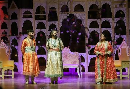 VIVEK HIGH STUDENTS RECREATE MUGHAL ERA THROUGH AN ENGLISH PLAY – NOOR-E-BABUR