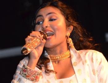 VIDYA VOX ENTRALLS GATHERING AT IAI DIWALI GALA 2022