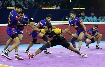 DABANG DELHI K.C. DEFEAT TELUGU TITANS 40-33 TO BREAK SIX-GAME LOSING STREAK