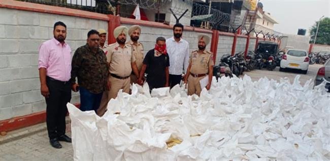 गुजरात जा रही 300 पेटी शराब सहित ट्रक चालक गिरफ्तार