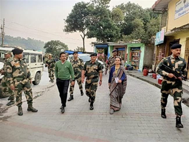 खनियारा में फ्लैग मार्च निकाल किया लोगों को आश्वस्त