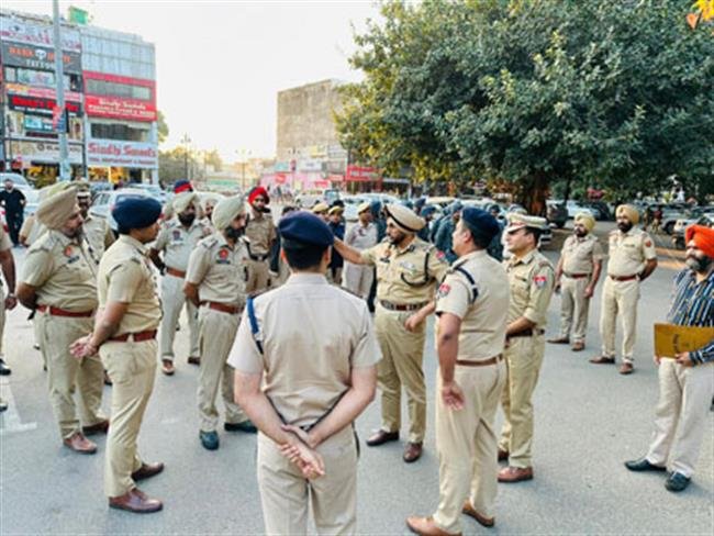पुलिस ने 93 अपराधी पूछताछ के लिए हिरासत में लिए