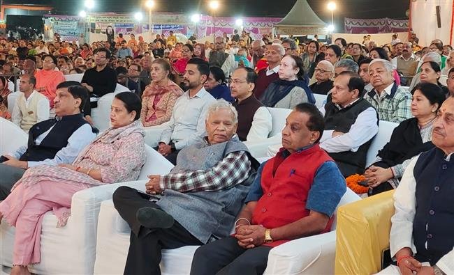 KEEP THANKING GOD EVEN IN THE MIDST OF WORK: SUDHANSHU MAHARAJ