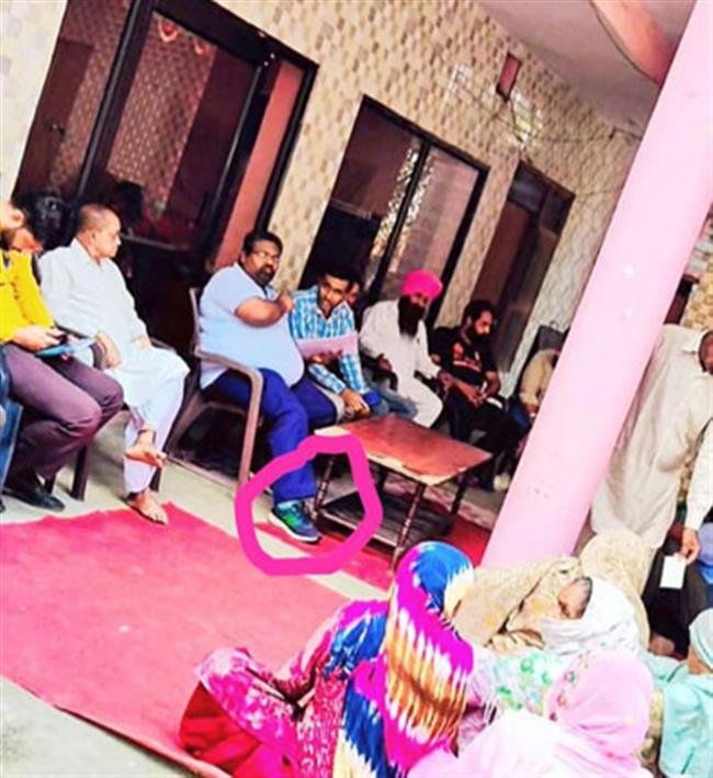 गांव के सरपंच पर धार्मिक स्थल में पंचायत बैठक बुलाने का आरोप
