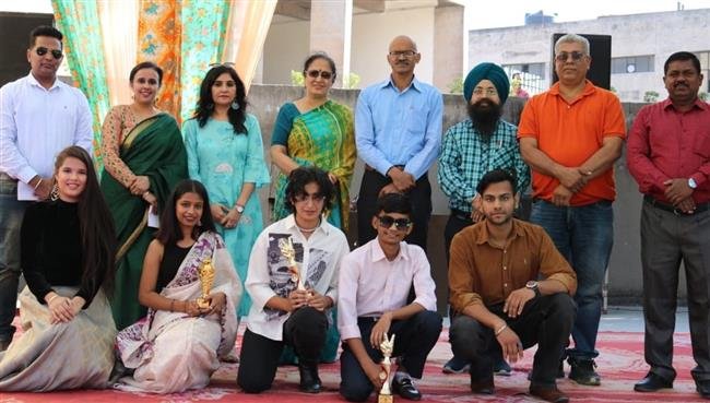 लवलीन मिस व आयुष मिस्टर फ्रेशर बने