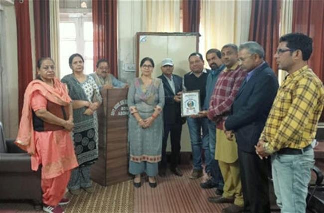 अरोड़ा विकास मंच ने अध्यापकों को किया सम्मानित