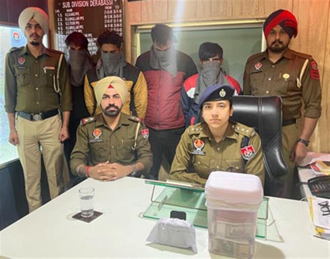 पुलिस ने 8 लाख की लूट की गुत्थी सुलझाई