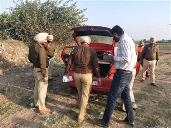 खेतों में खड़ी कार से संदिग्ध हालत में मिला युवती का शव