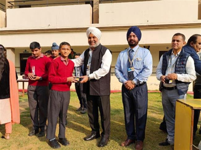 मूक-बधिर स्कूल के बच्चों को एलआइसी ने किया सम्मानित