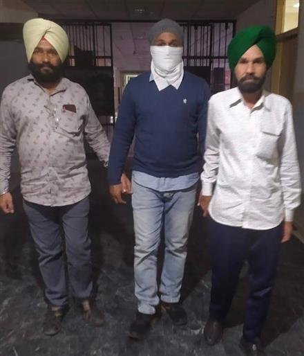 इंस्पेक्टर लीगल मेट्रोलॉजी फिटनेस सर्टिफिकेट जारी करने के बदले रिश्वत लेते काबू