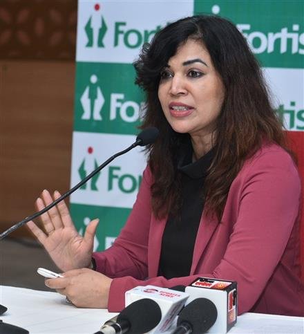 फोर्टिस मोहाली ने रोबोटिक सर्जरी के माध्यम से ओवेरियन सिस्ट से ग्रस्त 18 वर्षीय लडक़ी का सफलपूर्वक किया इलाज