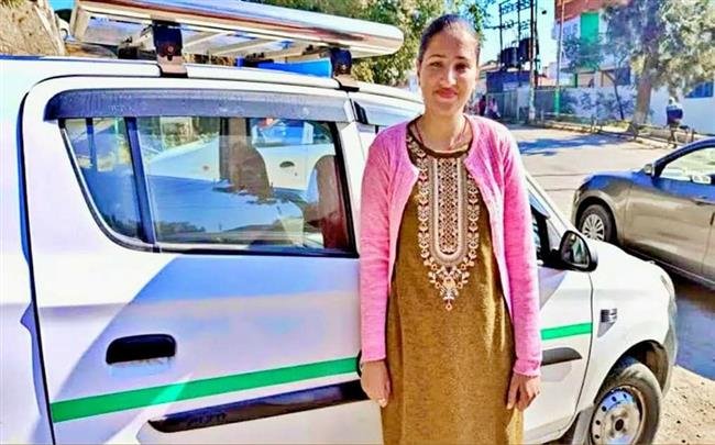 शौक बना अब जीवनयापन का जरिया: हिमाचल की पहली महिला टैक्सी चालक रवीना का ऐसे शुरू था सफर