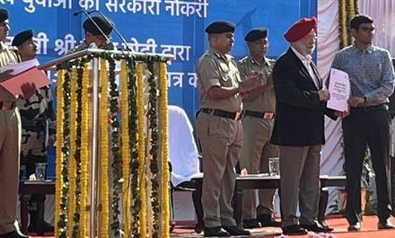 ROZGAR MELA : HARDEEP SINGH PURI DISTRIBUTES APPOINTMENT LETTERS TO NEW RECRUITS
